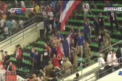 VIDEO: CĐV Thái Lan bị tấn công sau bàn thắng thứ 2