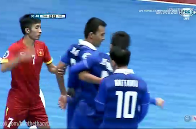 VIDEO: Hành động không đẹp của cầu thủ Việt Nam khi để thua bàn thứ 6