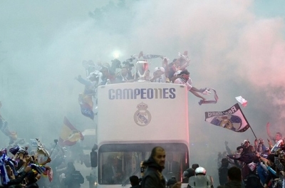 VIDEO: Real diễu hành ăn mừng chức vô địch trên đường phố Madrid