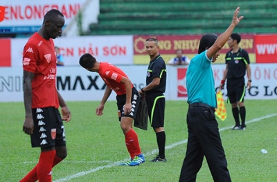 Ngoại binh V-League bị lãnh đạo đuổi khỏi CLB ngay trong trận đấu
