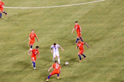 Bức ảnh một mình Messi đấu 9 cầu thủ Chile gây sốt