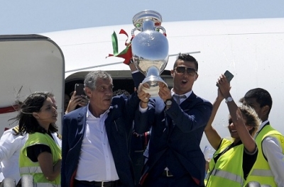 LĐBĐ Bồ Đào Nha tiếp tục trọng thưởng HLV Fernando Santos