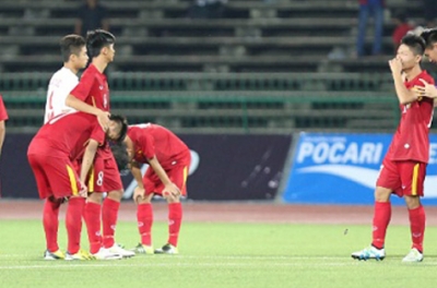 Tuấn Anh động viên U16 Việt Nam đứng dậy để tiếp tục chiến đấu