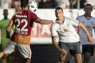 Ibra và Rooney tỏa sáng, Man Utd thắng đậm Galatasaray