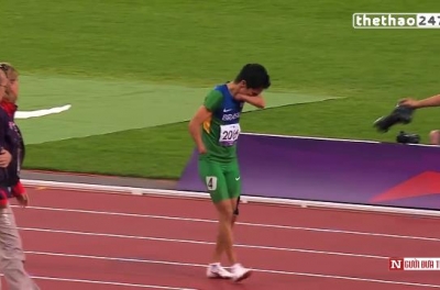 VIDEO: Hình ảnh xúc động rơi nước mắt trên đường chạy Paralympic