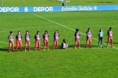 Nữ cầu thủ hành động khó hiểu khi tưởng niệm Maradona