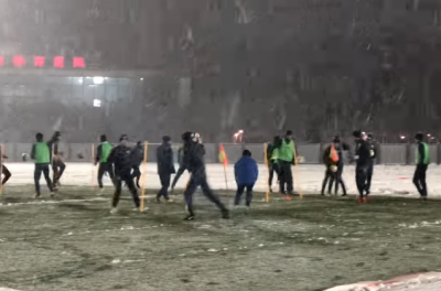VIDEO: U23 Uzbekistan tập luyện bất chấp mưa tuyết