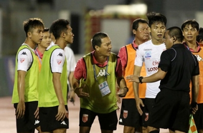 CLB Long An sa thải HLV, cách chức đội trưởng