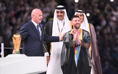 Qatar giải thích lý do Messi mặc 'hoàng bào' khi nâng cúp vô địch