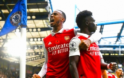 Arsenal nhuộm đỏ sân của Chelsea, đòi lại ngôi đầu từ tay Man City