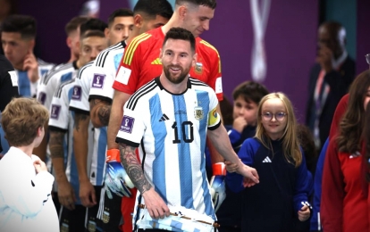 Messi khiến đối thủ nể phục, tự xếp hàng để xin một 'đặc ân'