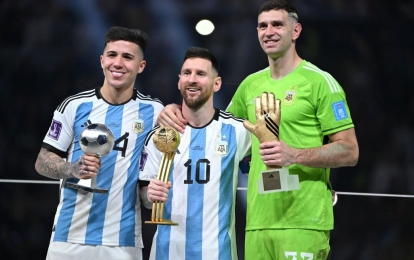 VIDEO: Messi quẩy tưng bừng, người hùng Argentina lột quần ăn mừng vô địch World Cup