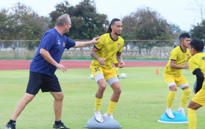 Lào gấp rút 'trùng tu' sân sát ngày chạm trán ĐT Việt Nam tại AFF Cup