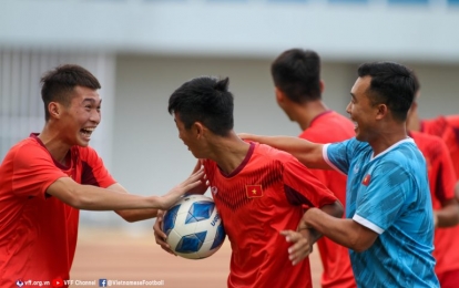 VIDEO: U16 Việt Nam vỡ òa sung sướng khi được Úc 'tặng' vé đi tiếp