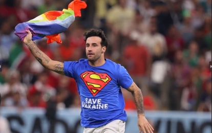 'Superman' bất ngờ ghé thăm trận Bồ Đào Nha - Uruguay tại World Cup