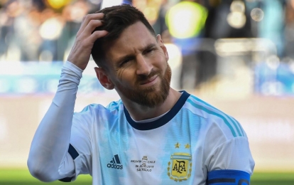 Choáng váng, Messi lấy áo đấu của đối thủ 'lau sàn nhà'