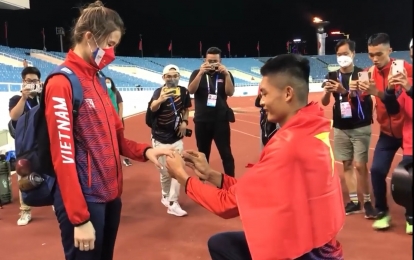 Video: HCV SEA Games 31 Nguyễn Tiến Trọng cầu hôn bạn gái ngay tại SVĐ