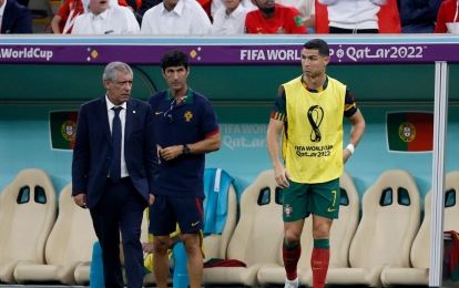 Đẩy Ronaldo lên ghế dự bị, HLV Bồ Đào Nha được ca ngợi hết lời