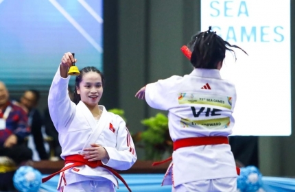 Bộ đôi võ sĩ trẻ bùng nổ cảm xúc khi giành huy chương đầu tiên cho Việt Nam