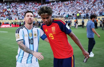 Messi nói gì với Yamal trong khoảnh khắc chuyển giao gây sốt World Cup 2026?
