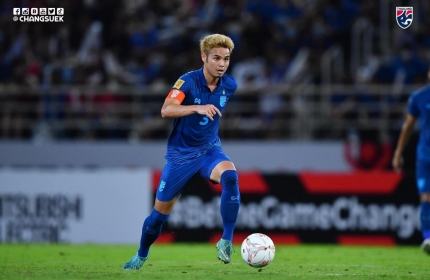 Không đá AFF Cup, 'Vua cùi chỏ' Thái Lan vẫn nhận vinh dực cực lớn