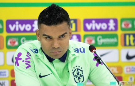 Đúng chất thủ lĩnh, Casemiro tỏ ra 'nóng mặt' khi bị hỏi thiếu tôn trọng