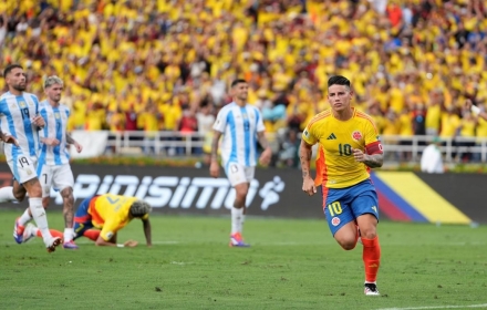 Vắng Messi, Argentina thua đau trước Colombia