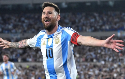 Messi rực sáng, áp sát kỷ lục ghi bàn của Ronaldo