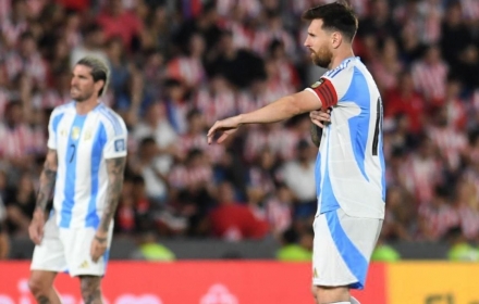 Messi 'tịt ngòi', Argentina thua ngược Paraguay sau 8 năm