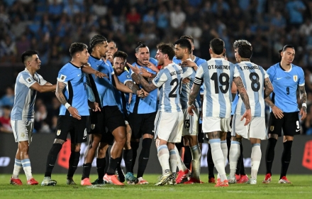 Xô xát nảy lửa trận Argentina vs Uruguay