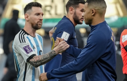 Messi đích thân nhắc nhở 'đàn em' vì thiếu tôn trọng Mbappe