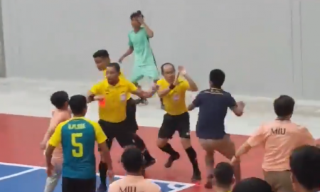 VIDEO: Cầu thủ Myanmar đuổi đánh trọng tài vì thua đau trận chung kết