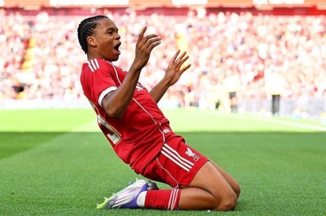 Thần đồng 16 tuổi của Liverpool 'gây sốt' tại châu Âu