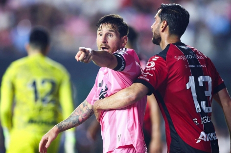 Messi xin lỗi đối thủ sau hành động ăn mừng quá khích