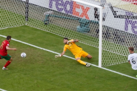 Hậu vệ Bồ Đào Nha phản lưới nhà lần thứ hai ở trận gặp ĐT Đức