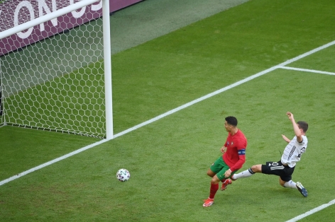 Ronaldo nước rút không tưởng 17 giây từ sân nhà ghi bàn vào lưới ĐT Đức