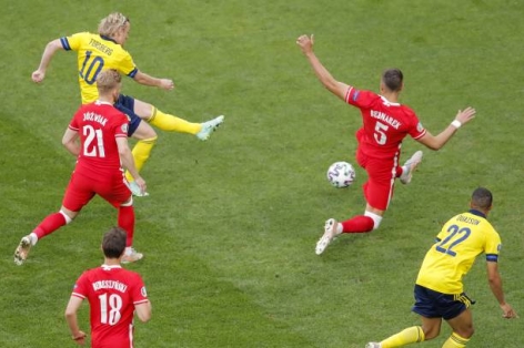 Số 10 Thụy Điển dứt điểm chéo góc mở tỷ số ngay phút thứ 2 trước Ba Lan