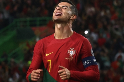 Đồng đội chỉ Ronaldo đã hết thời, không thể 'gánh' tuyển Bồ Đào Nha