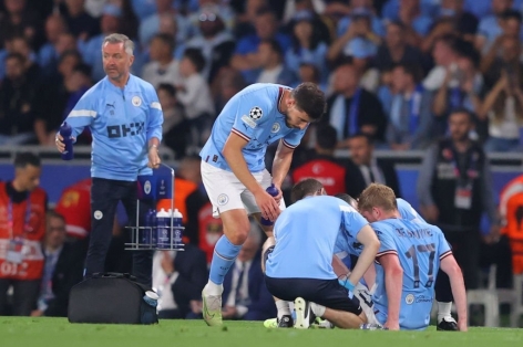 De Bruyne rơi nước mắt rời sân vì chấn thương