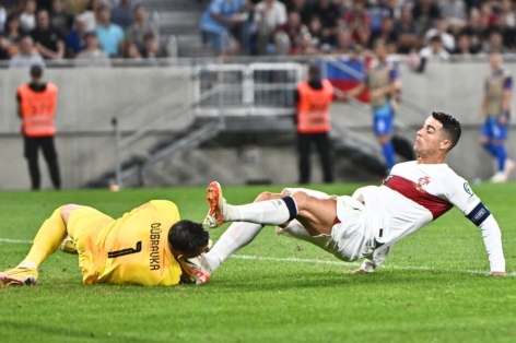 Cristiano Ronaldo thoát thẻ đỏ khi phạm lỗi nguy hiểm với cựu cầu thủ MU