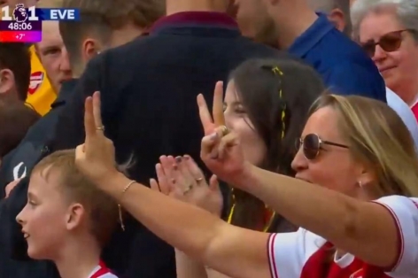 Fan Arsenal cười sung sướng vì ngỡ Man City bị gỡ hòa
