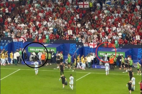 Ronaldo túm cổ áo, bực tức khi rời khỏi sân vận động