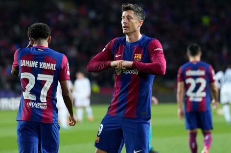 Lewandowski từ chối 100 triệu Euro để ở lại Barca