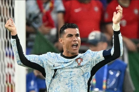 Ngày thi đấu đáng quên của Ronaldo: Tịt ngòi, nhận thẻ vàng và phản ứng gây tranh cãi
