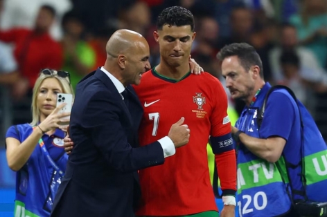 HLV Bồ Đào Nha: 'Chúng tôi tự hào về Ronaldo'