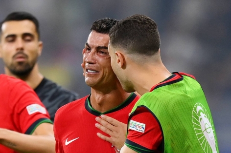 Bernardo Silva đáp trả chỉ trích hướng tới Ronaldo trước trận gặp Pháp