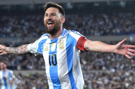 Messi rực sáng, áp sát kỷ lục ghi bàn của Ronaldo