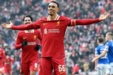 Alexander-Arnold lập siêu phẩm, Liverpool thắng dễ Accrington