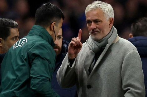 Mourinho nổi điên khi đội nhà bị 'cướp' 3 quả penalty