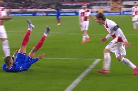 Modric 'dằn mặt' Mbappe vì ăn vạ kiếm penalty